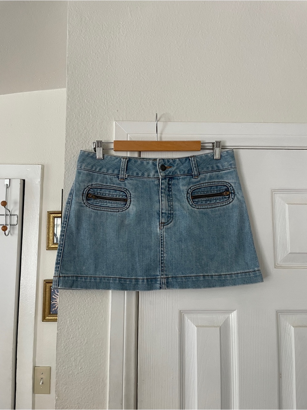 American Eagle Light Blue Denim Mini Skirt with Front Zip Pockets size 6 Y2K
